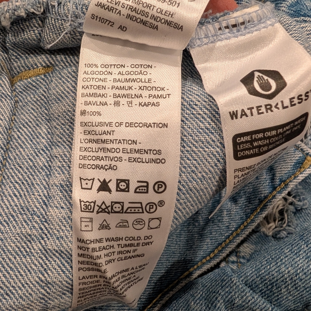 Levi's Medium Ex Boyfriend Trucker Blue Jean Denim Jacket Distressed LIKE NEW - Picture 8 of 8